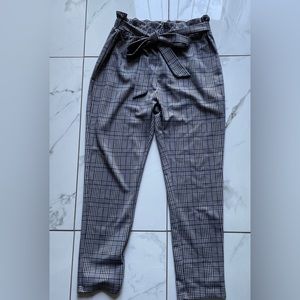 Shein trousers/pants plaid prints. Paper bag waist. Size:8/10. Color gray.